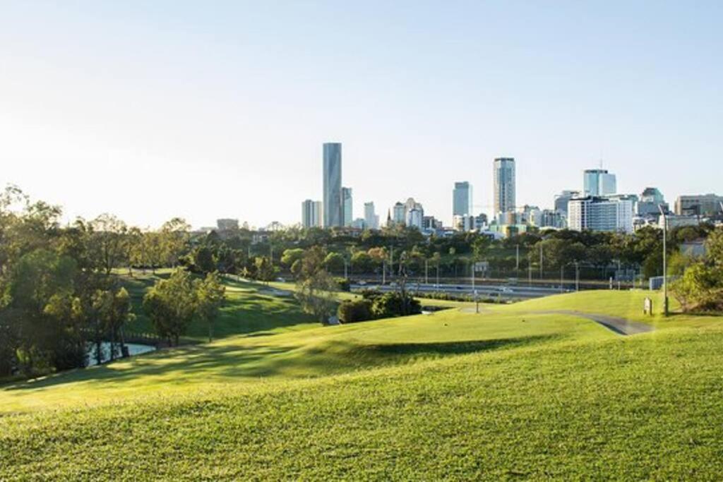 Apartment Prime Position! 3bed/2bath/1car ~ 10mins To Cbd *