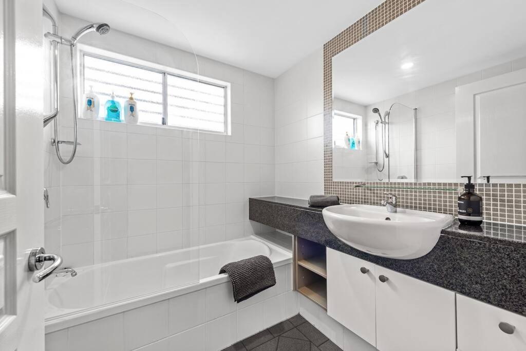 Apartment Prime Position! 3bed/2bath/1car ~ 10mins To Cbd *