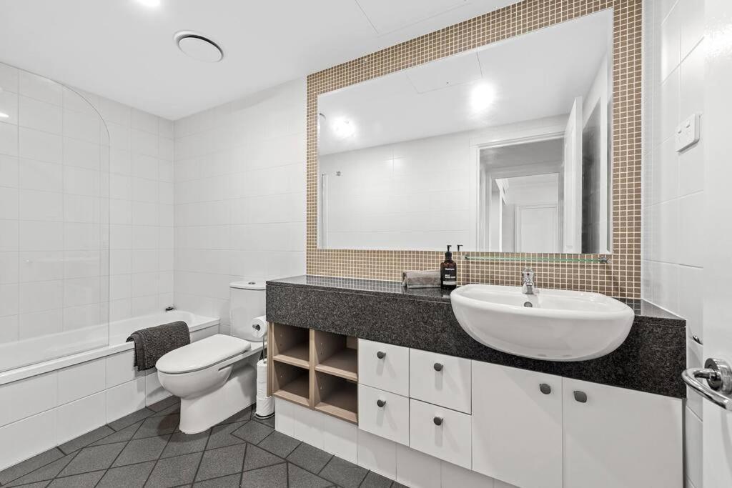 Apartment Prime Position! 3bed/2bath/1car ~ 10mins To Cbd Brisbane