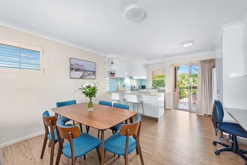 Bright & Breezy ~ 2 Bed/2 Bath /1 Car/ Views! Apartment *
