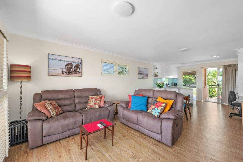 Apartment Bright & Breezy ~ 2 Bed/2 Bath /1 Car/ Views! Brisbane