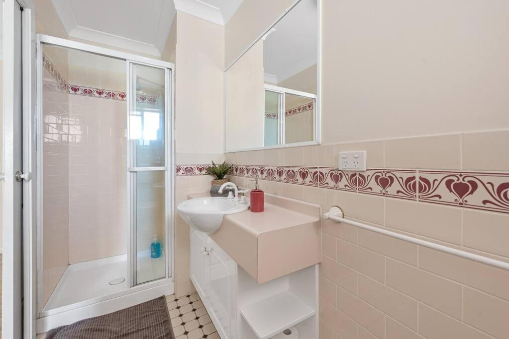 Apartment Bright & Breezy ~ 2 Bed/2 Bath /1 Car/ Views!