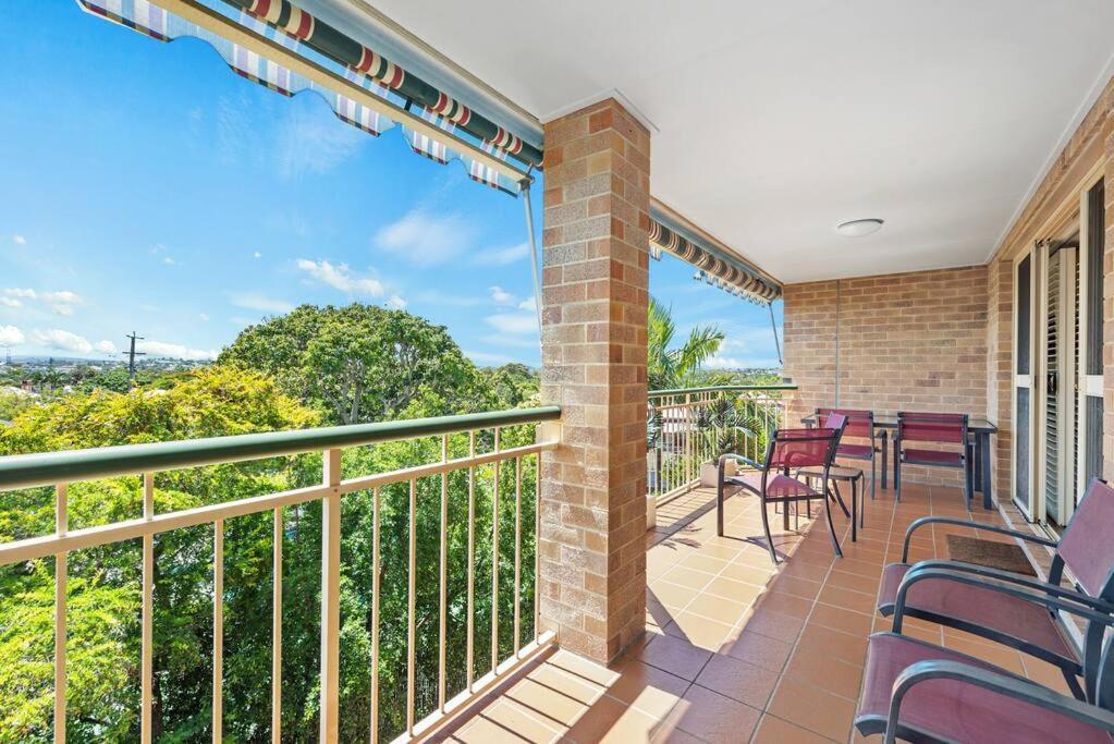 Apartment Bright & Breezy ~ 2 Bed/2 Bath /1 Car/ Views! Brisbane
