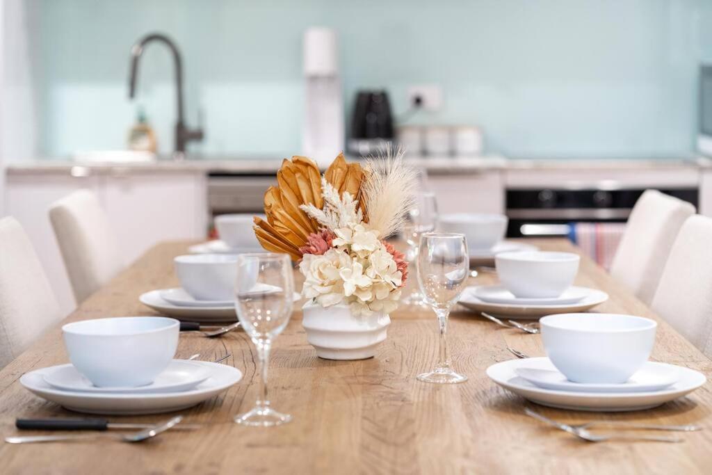 Holiday home Relaxation 2br/1.5ba House W Parking Near *