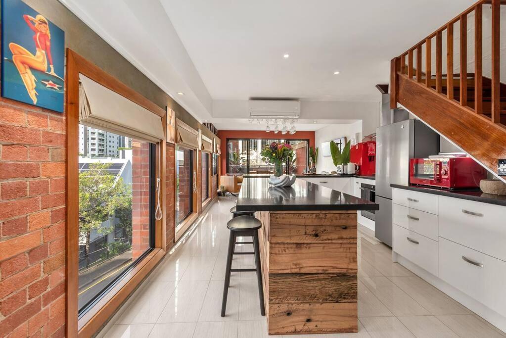 Iconic Warehouse Apartment~cbdedge~2bed/2bath/1car *