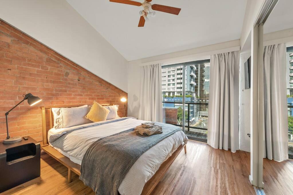 Iconic Warehouse Apartment~cbdedge~2bed/2bath/1car