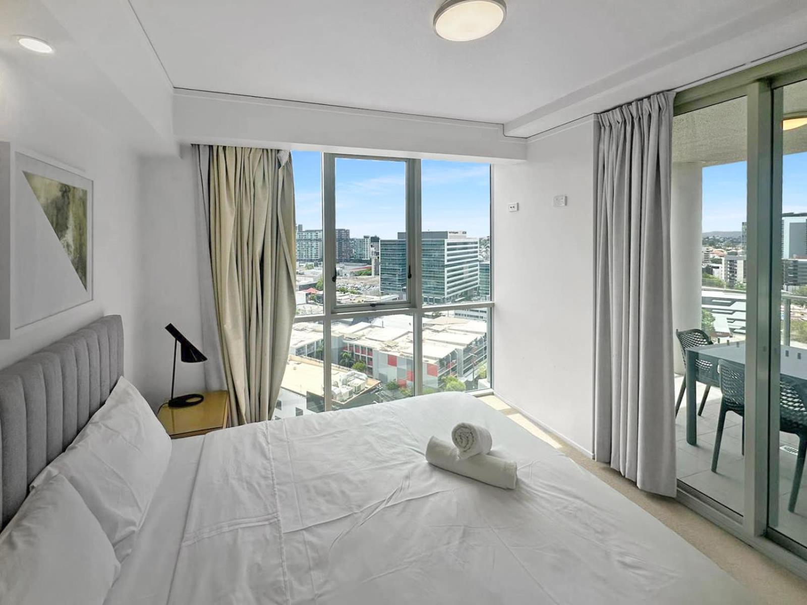 Executive With Pool & Gym Apartment *