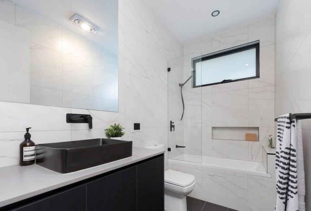 Luxurious New With Pool & Bathtub Holiday home Brisbane