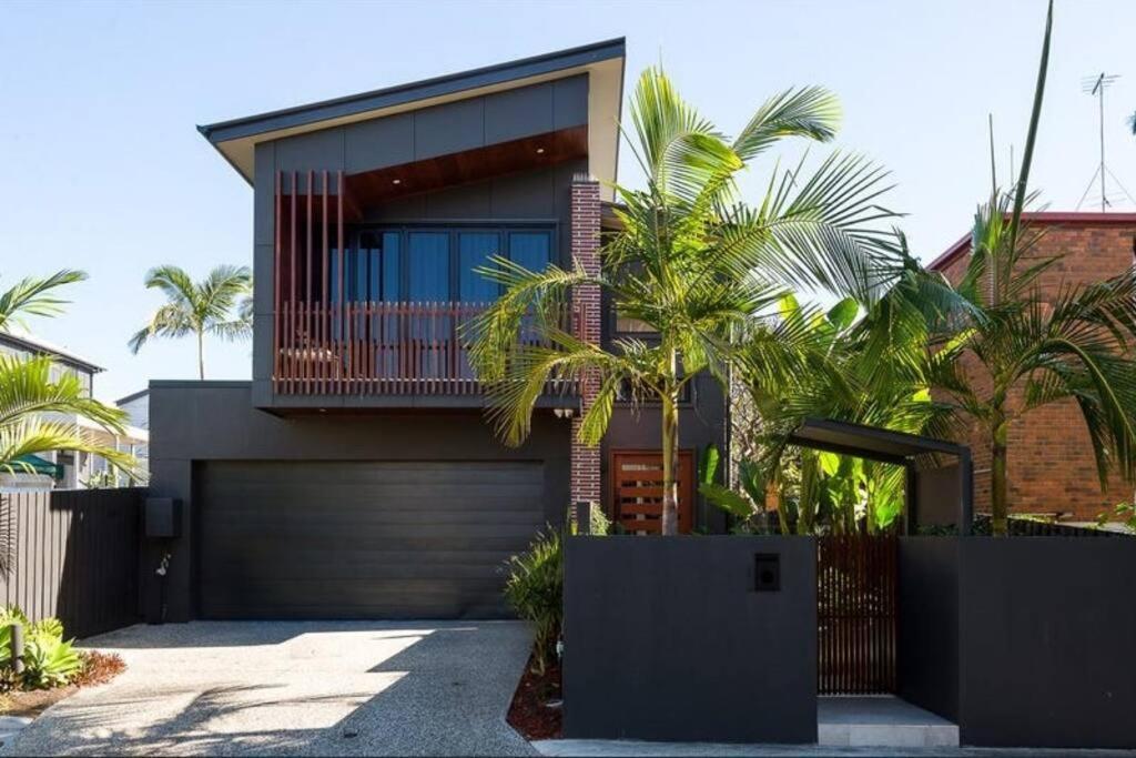 Luxurious New With Pool & Bathtub * Brisbane