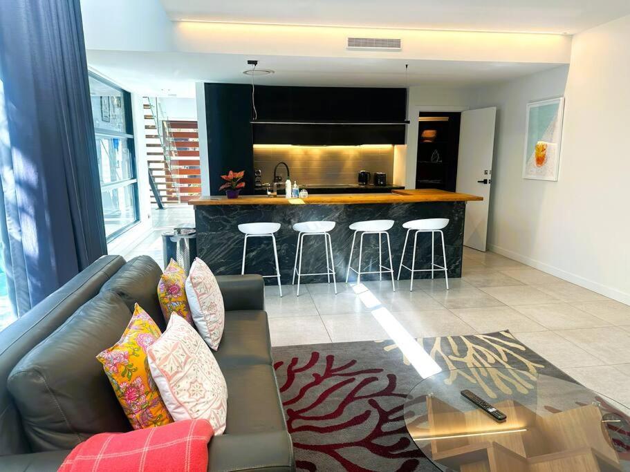 Holiday home Luxurious New With Pool & Bathtub *