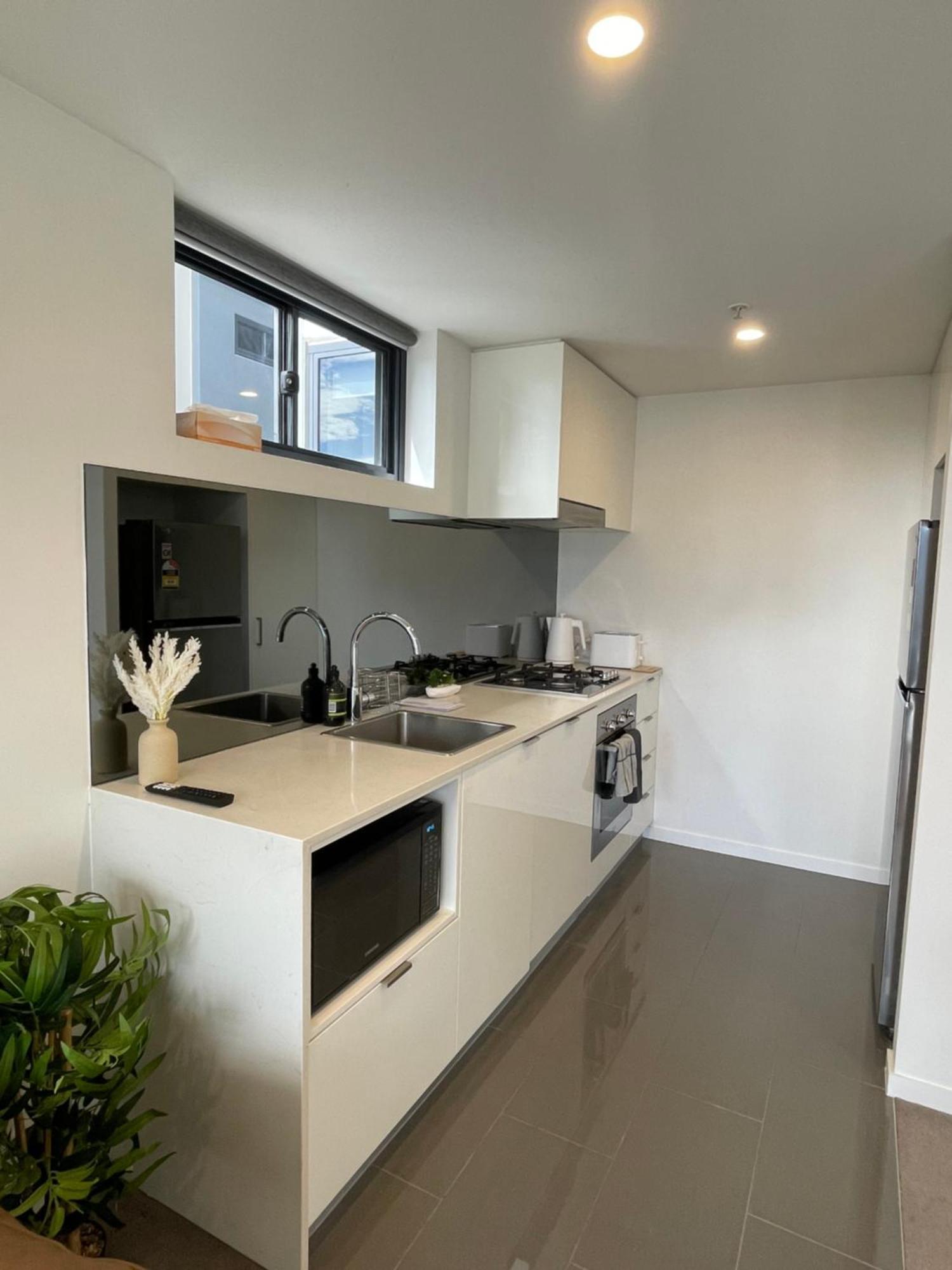 Apartment Views And Vibes - Free Parking - Great Location - Outdoor Pool! Brisbane