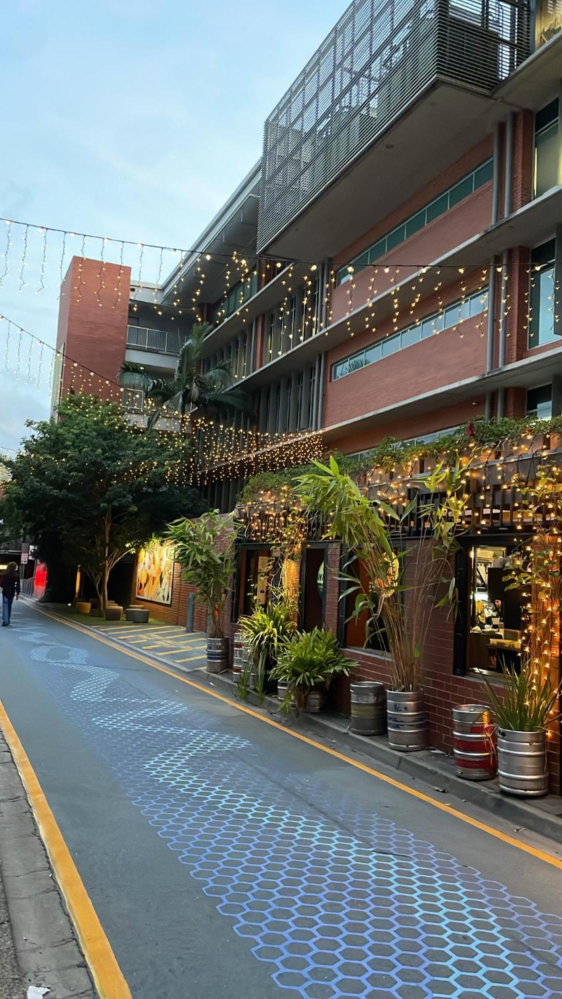 Views And Vibes - Free Parking - Great Location - Outdoor Pool! *