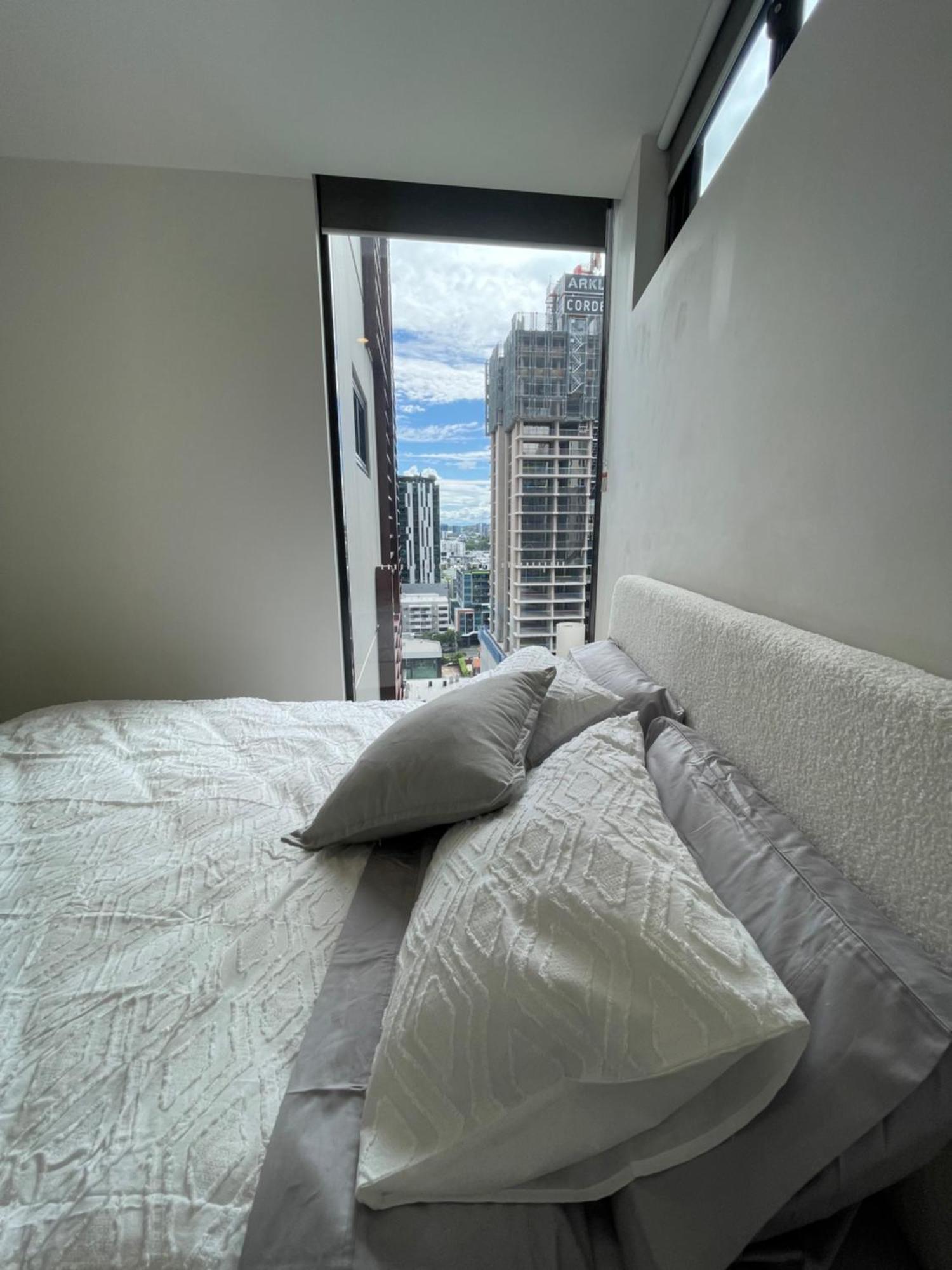 Apartment Views And Vibes - Free Parking - Great Location - Outdoor Pool! Brisbane