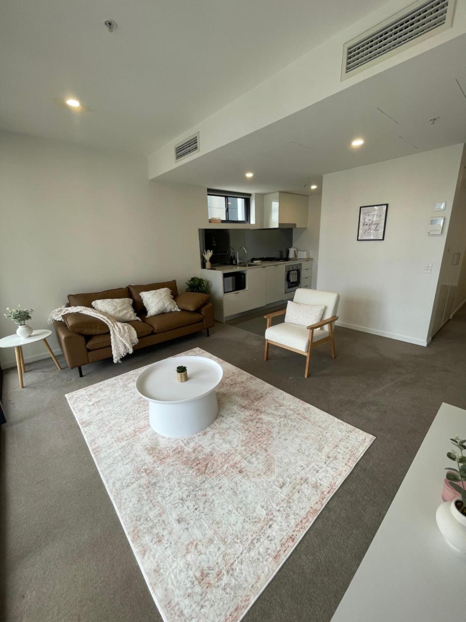 Apartment Views And Vibes - Free Parking - Great Location - Outdoor Pool!