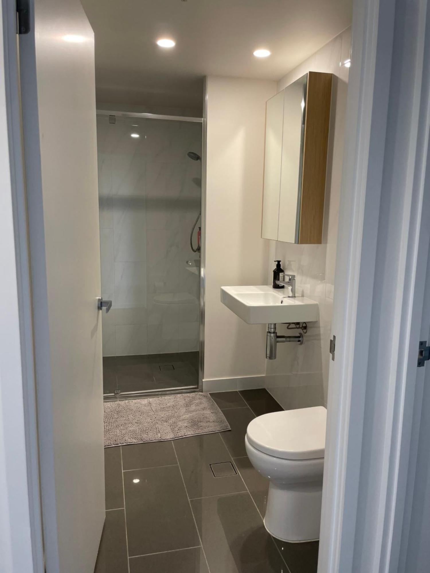 Views And Vibes - Free Parking - Great Location - Outdoor Pool!