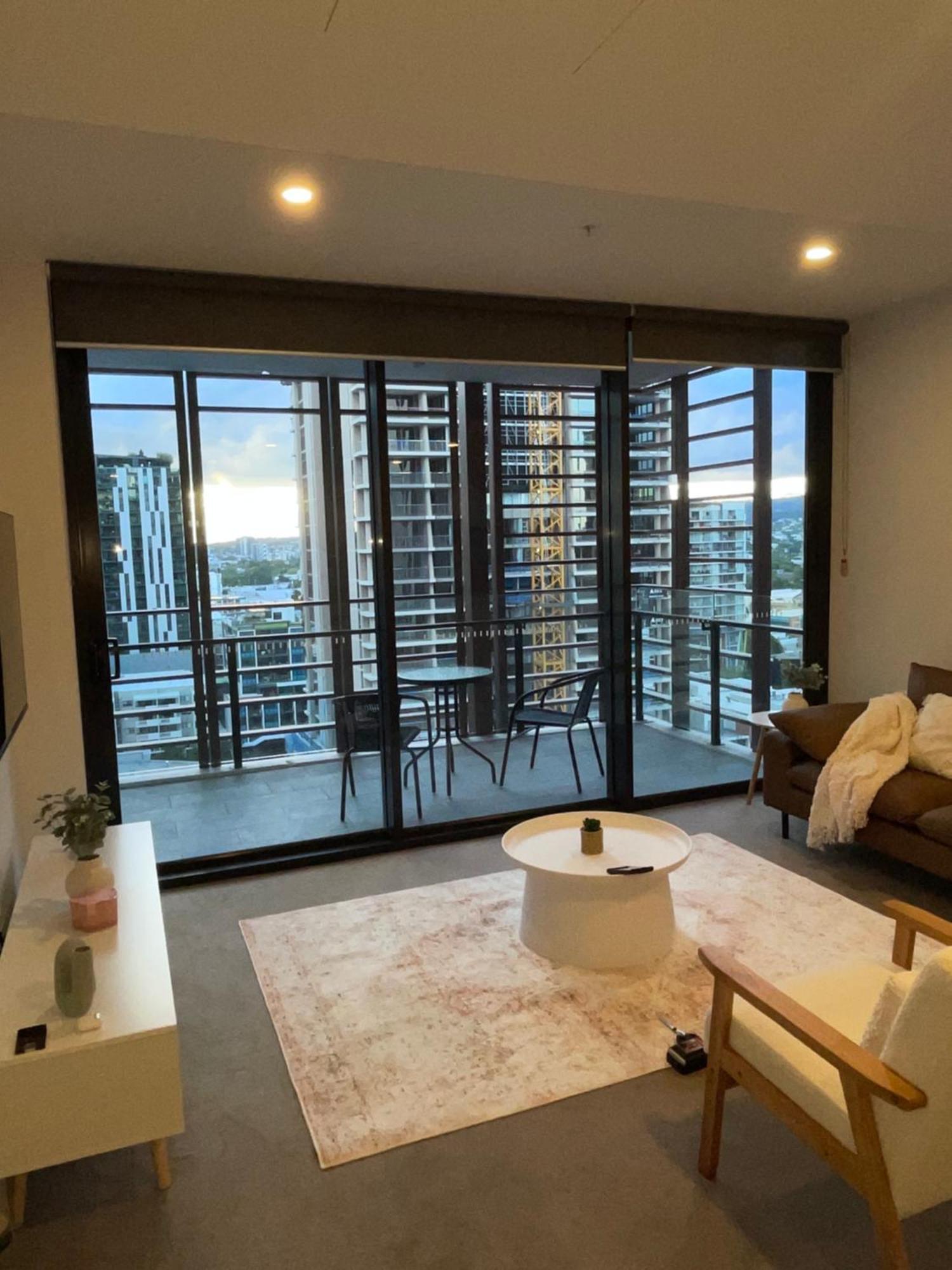 Views And Vibes - Free Parking - Great Location - Outdoor Pool! Apartment *