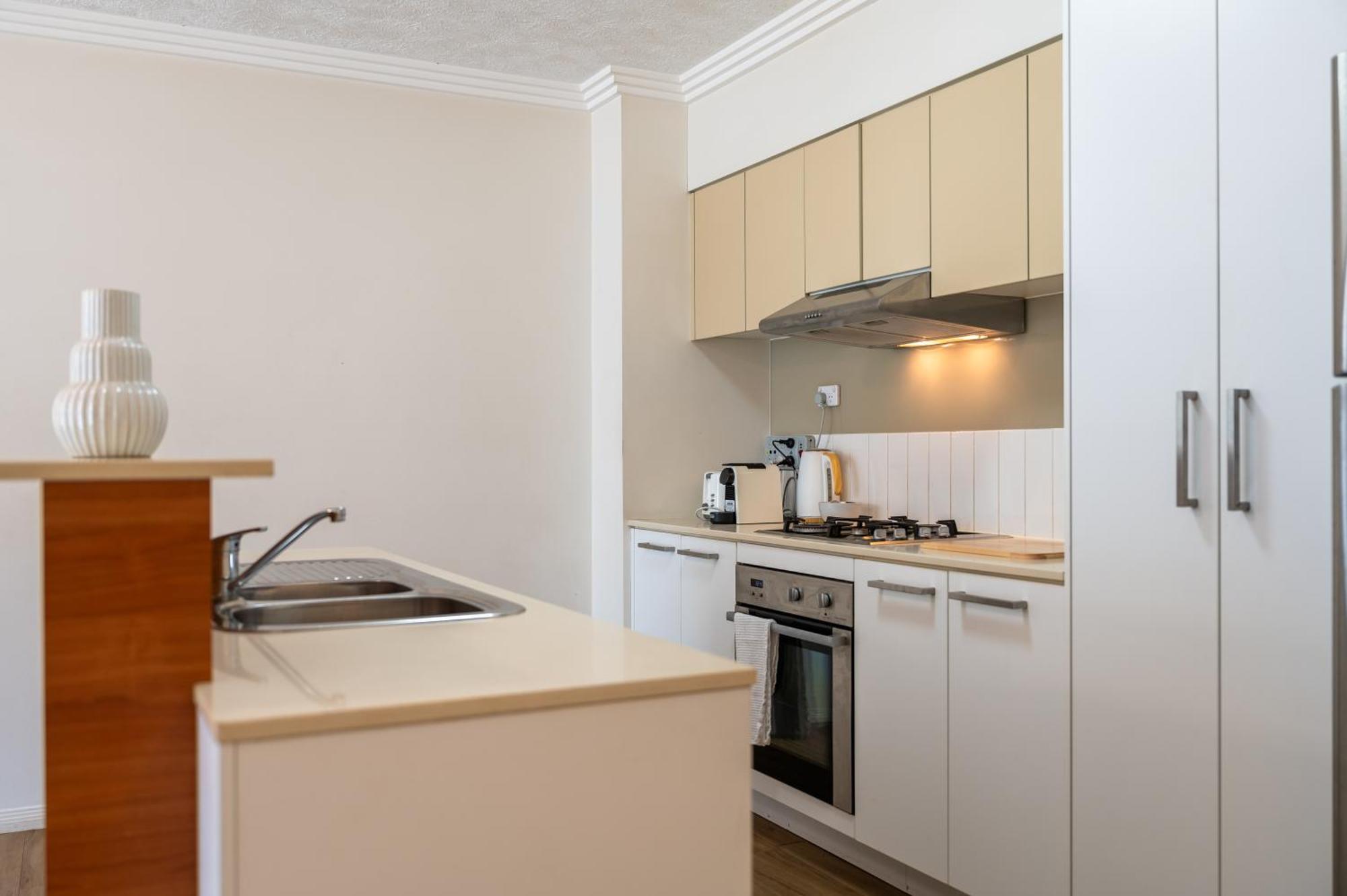 Urban Luxury City With Pool And Parking Apartment Brisbane