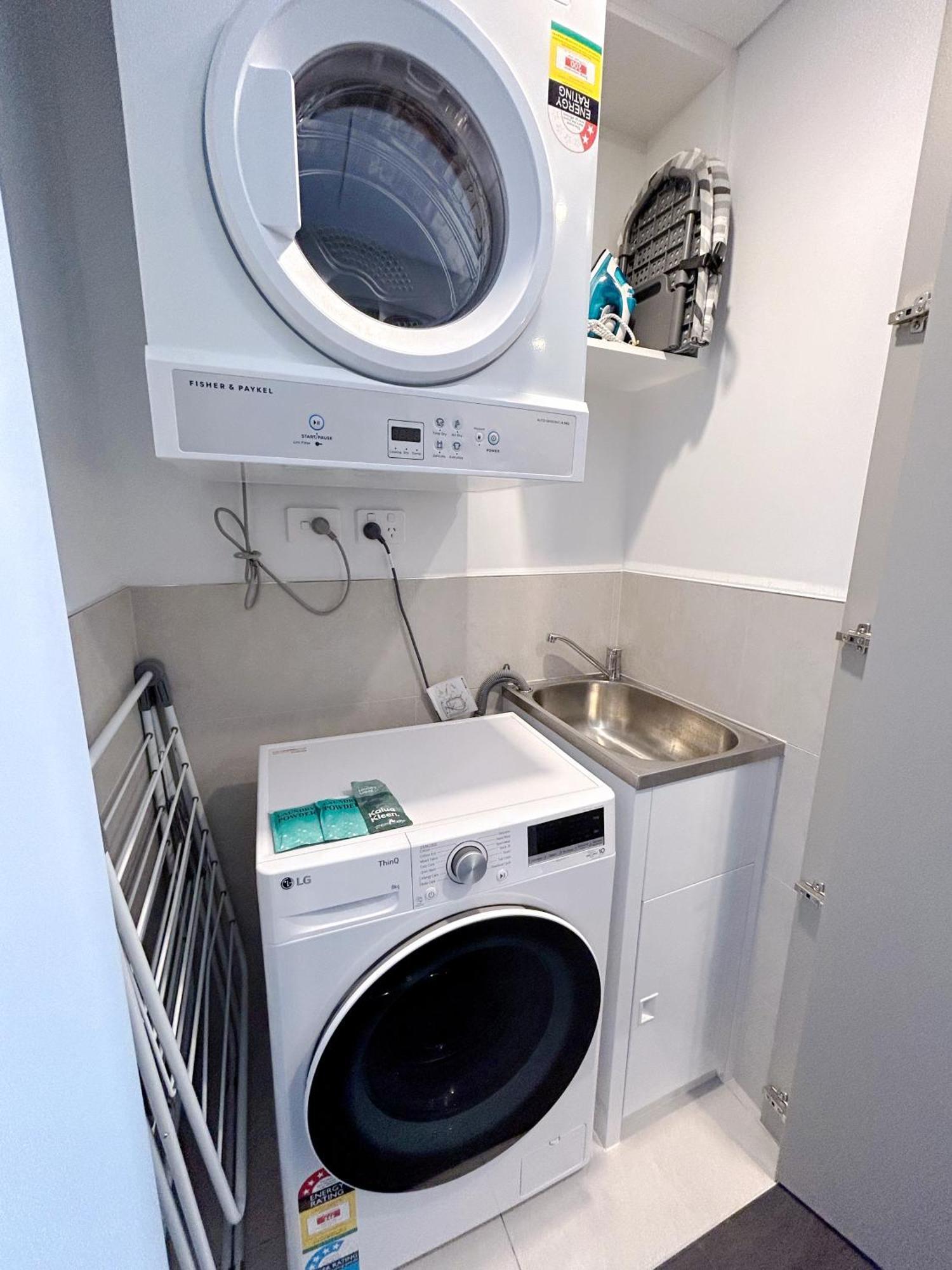 Riverfront Oasis 2bed Panoramic Riverview *