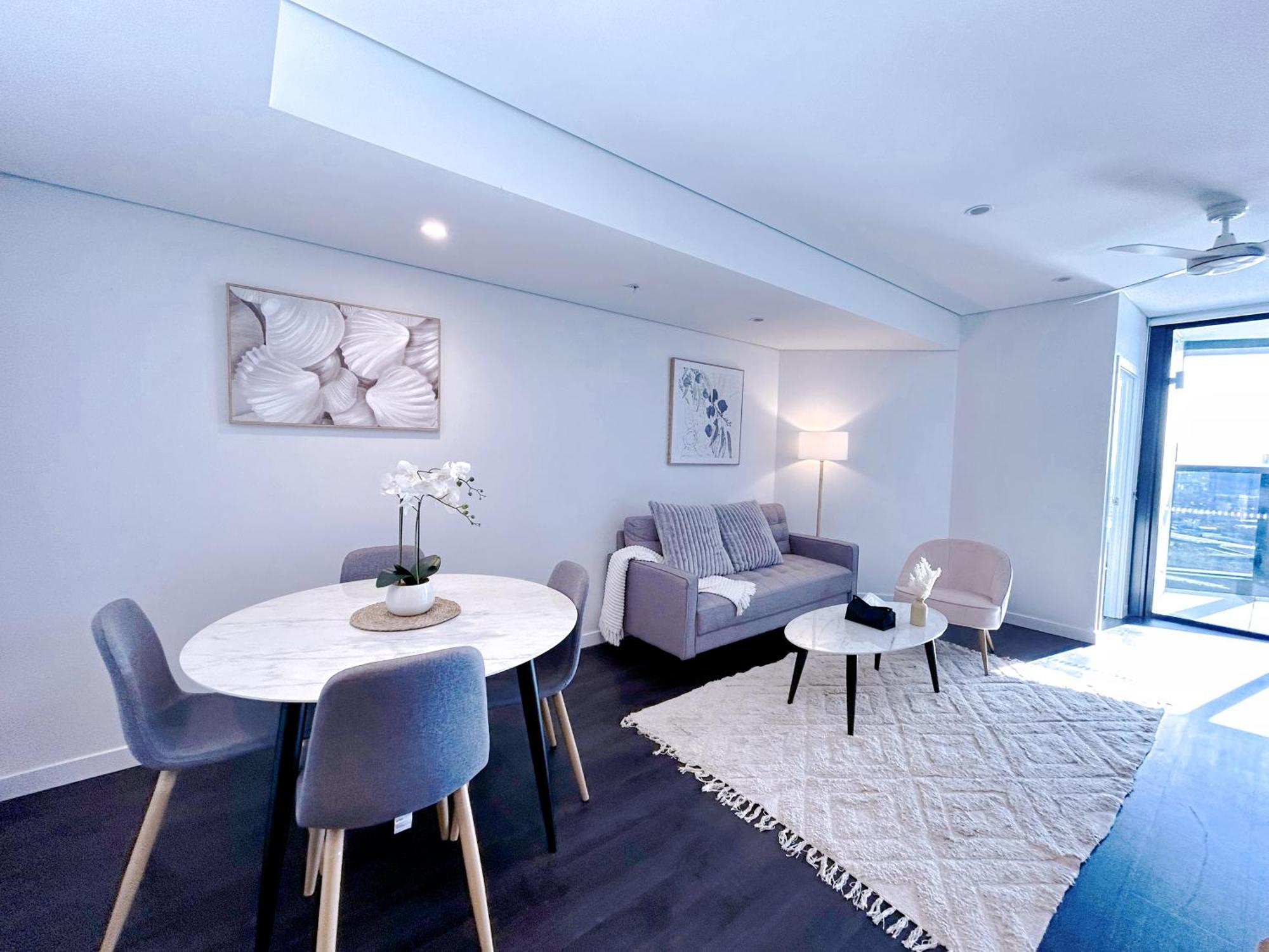 Riverfront Oasis 2bed Panoramic Riverview