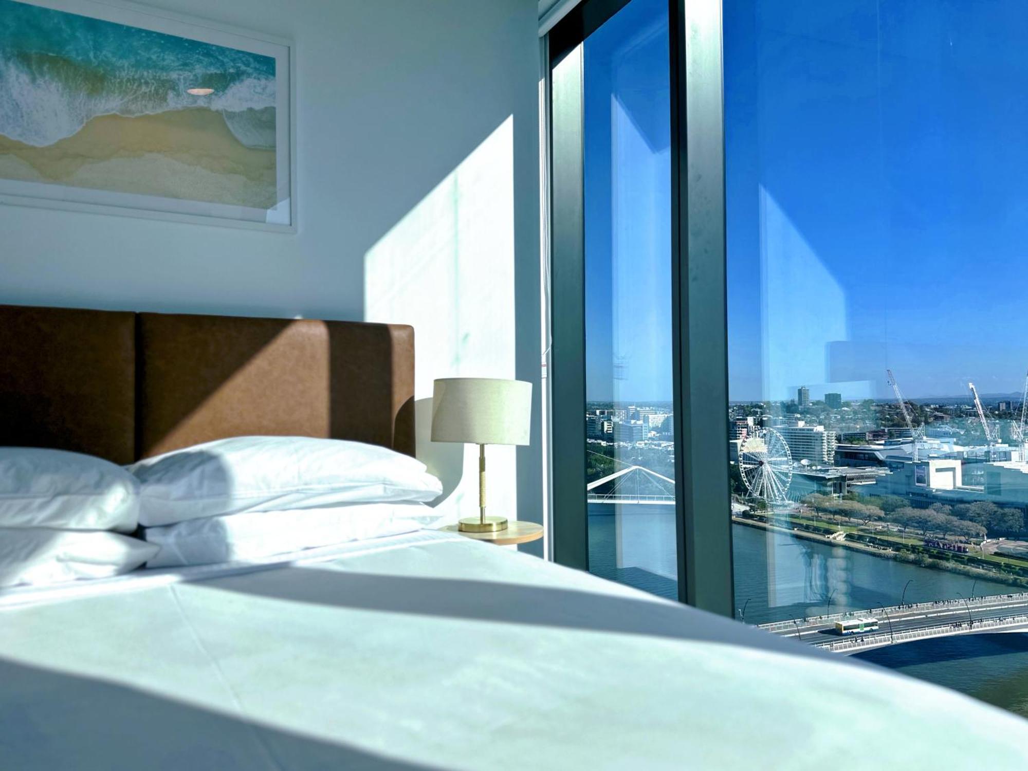 Riverfront Oasis 2bed Panoramic Riverview Apartment