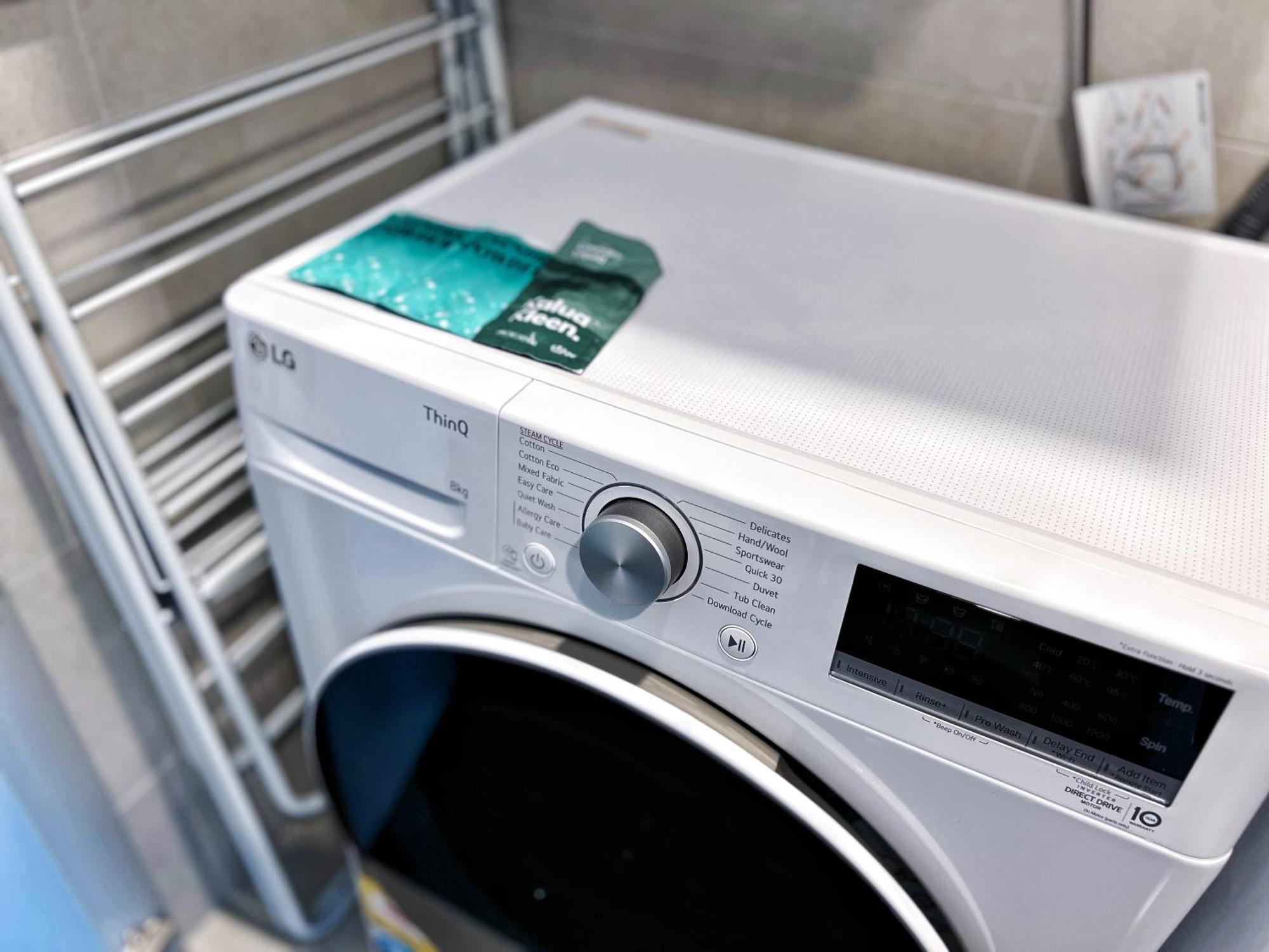 Riverfront Oasis 2bed Panoramic Riverview Apartment