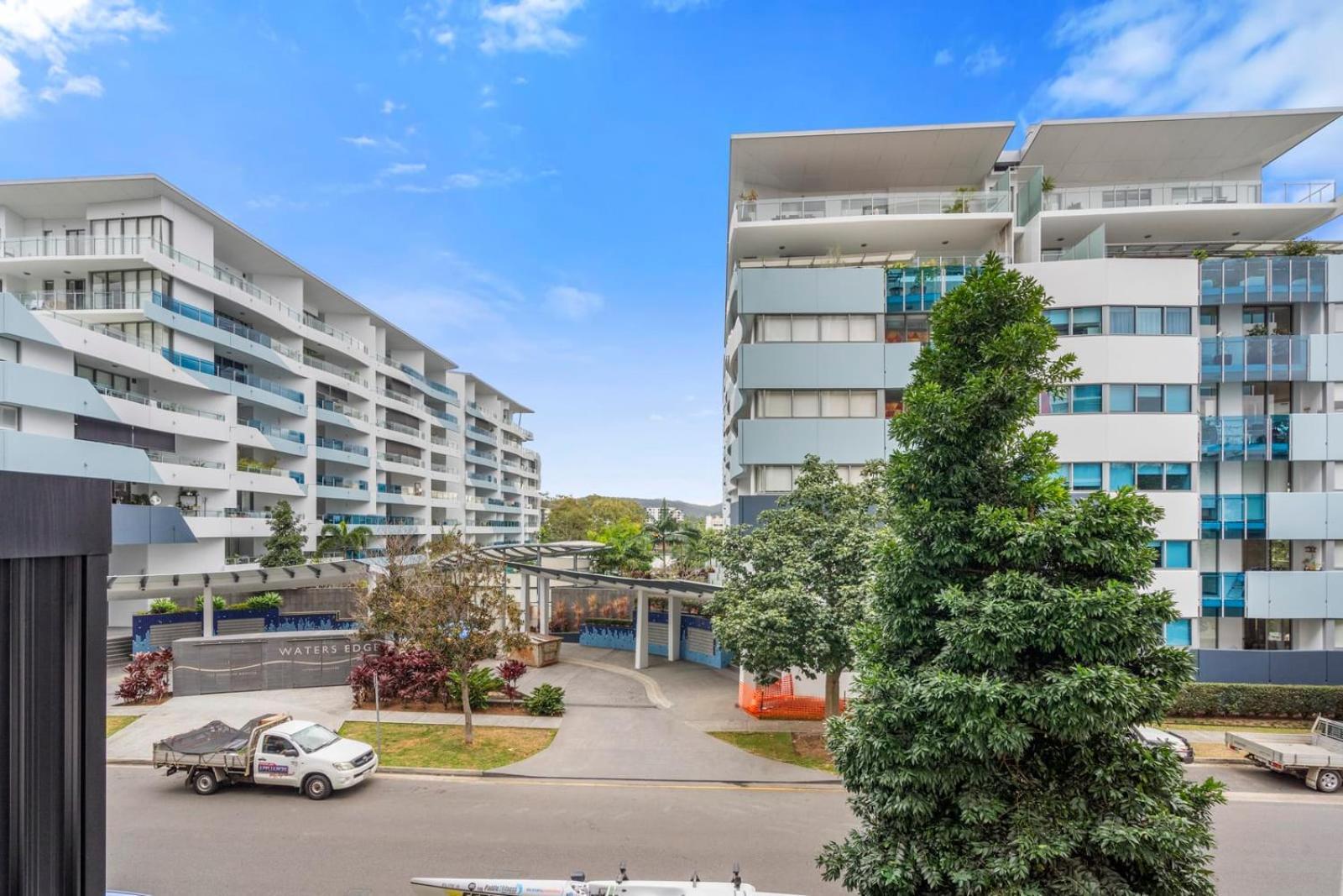 Modern Riverside Oasis - Gym Pool Wifi & Parking Apartment Brisbane