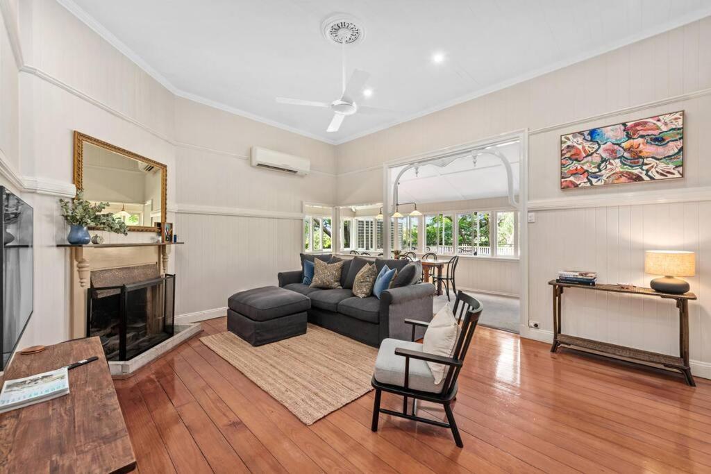 Poppy's Place! 4bed/1bath/2car/views/house ~bardon Holiday home *