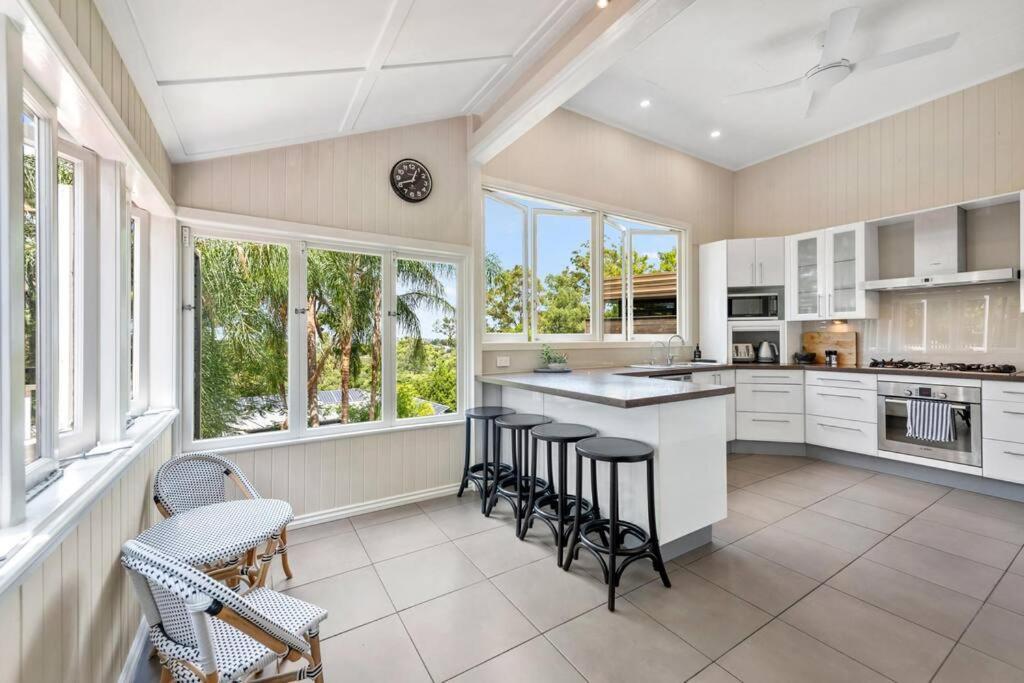 Poppy's Place! 4bed/1bath/2car/views/house ~bardon Holiday home *