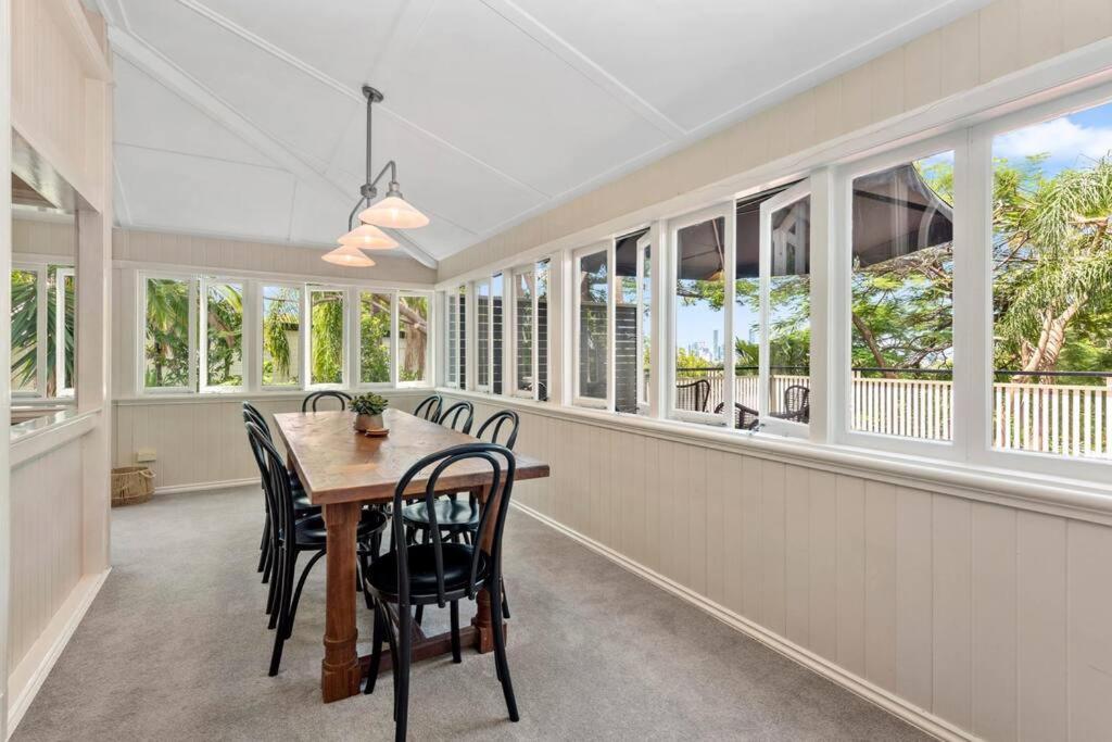 Holiday home Poppy's Place! 4bed/1bath/2car/views/house ~bardon Brisbane