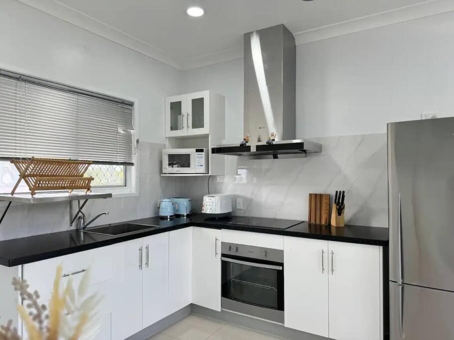 Convenient 2 Bedroom House Unit In Salisbury Holiday home Brisbane