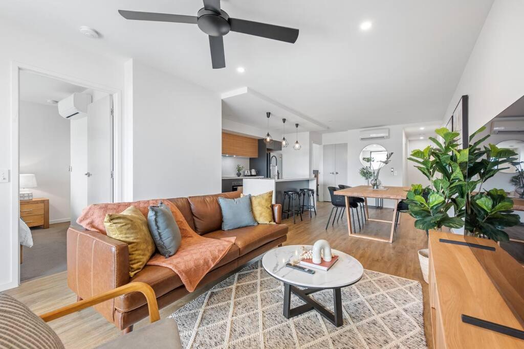 Stylish & Superb! 2bed/2bath/1car~ Walk To Cbd Apartment