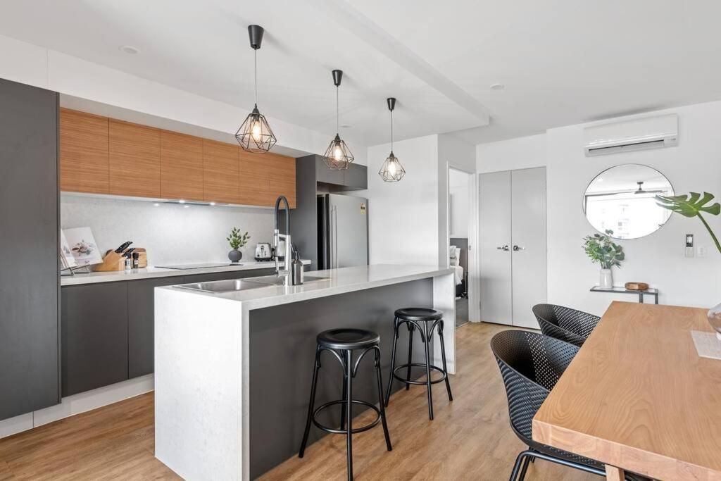 Stylish & Superb! 2bed/2bath/1car~ Walk To Cbd Apartment *