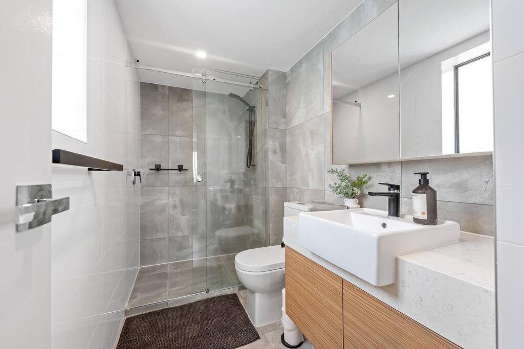 Stylish & Superb! 2bed/2bath/1car~ Walk To Cbd * Brisbane