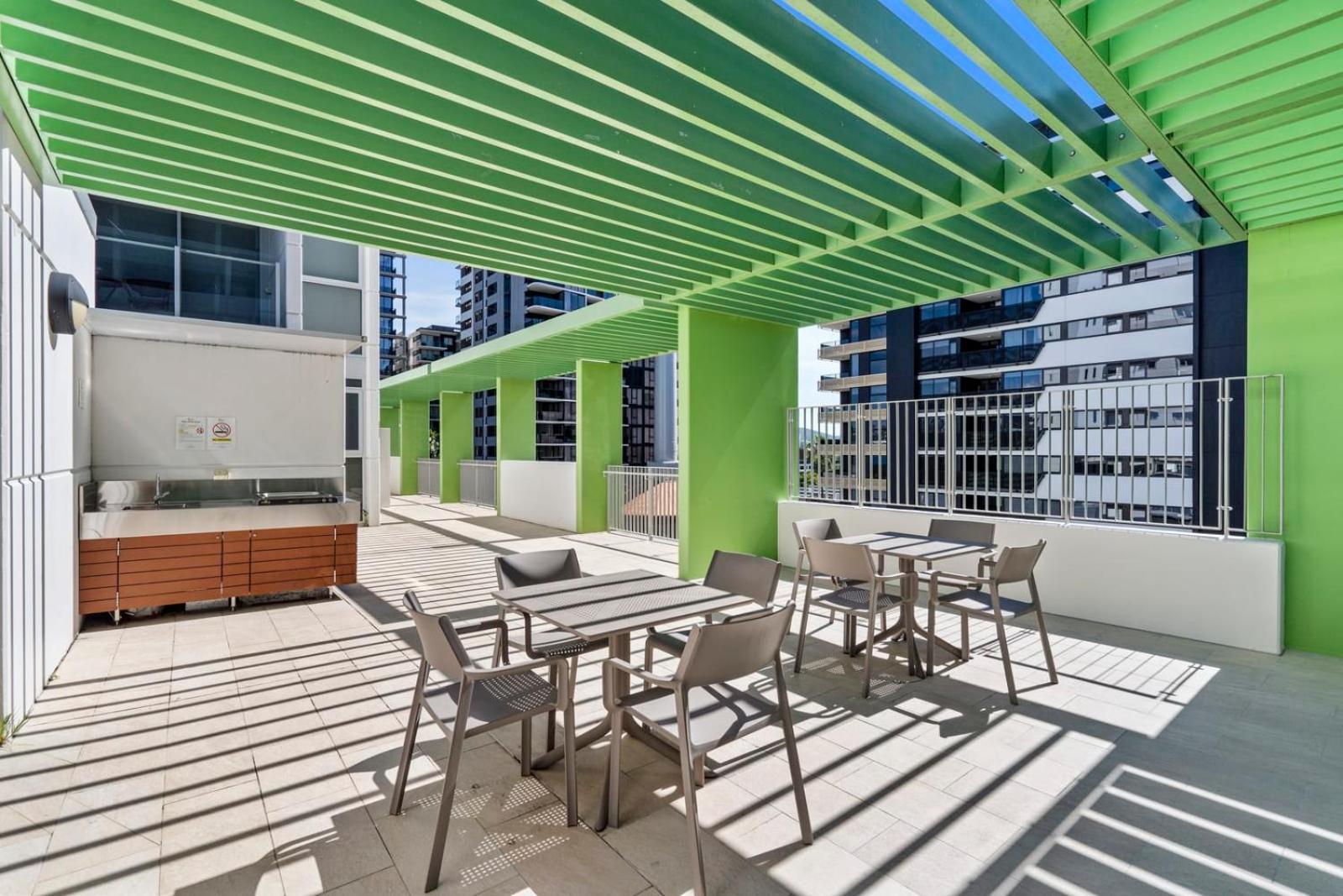Cozy 1 Bedroom In The Heart Of South With Parking Brisbane