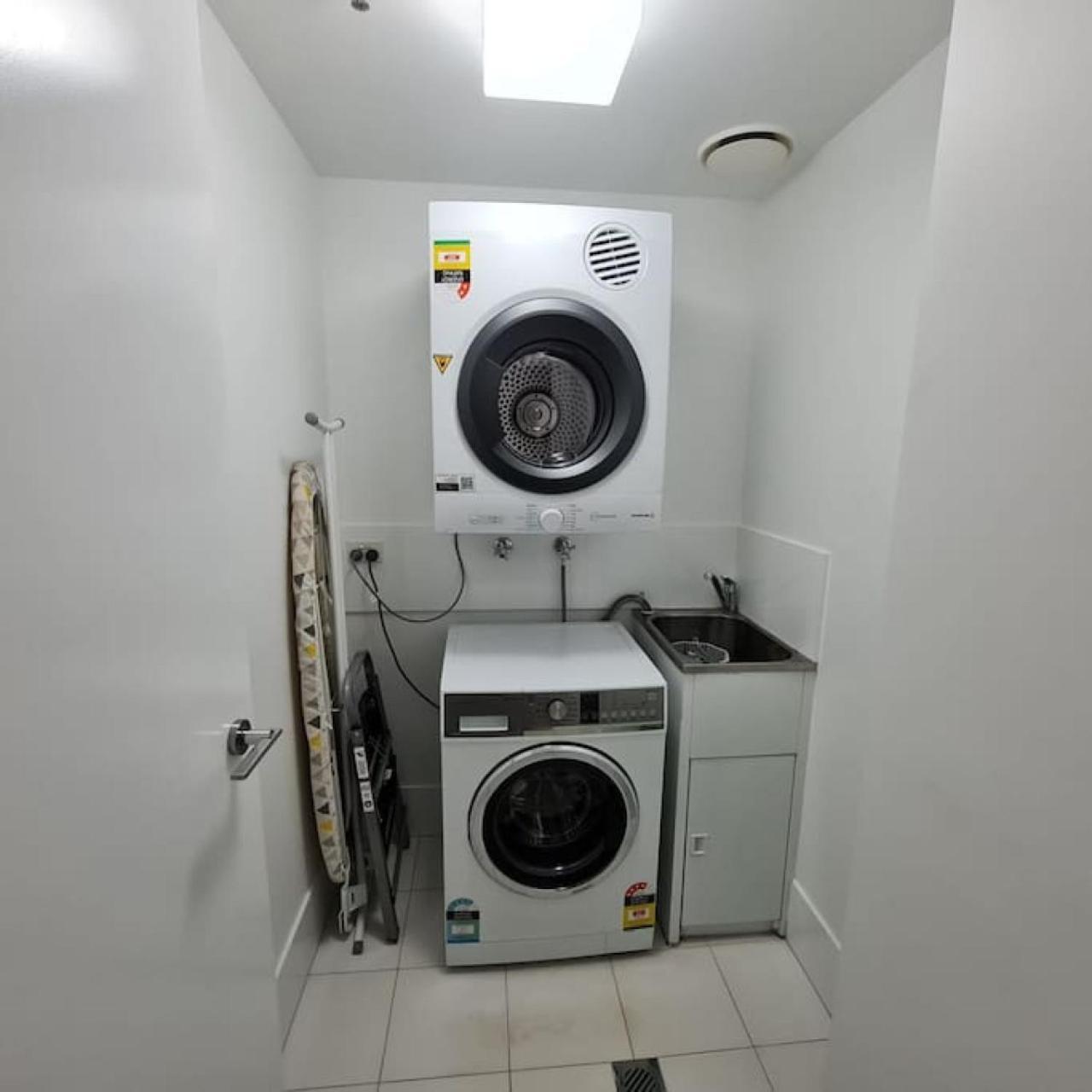 3br Skyline Oasis W River Views, Gym, Carpark, Fastwifi, Tennis Court, Steam *