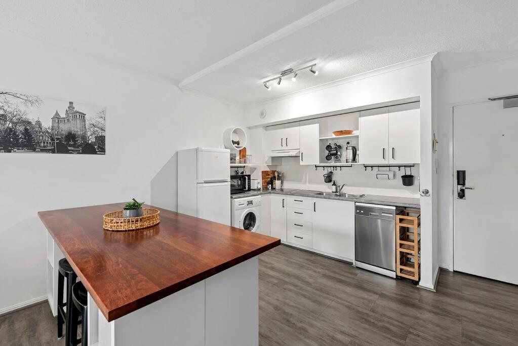 To…everything! 1bed/1bath/1car/cbd Views Apartment *