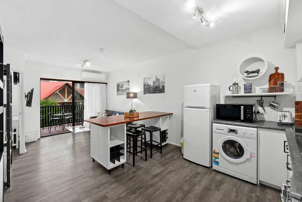 Apartment To…everything! 1bed/1bath/1car/cbd Views *