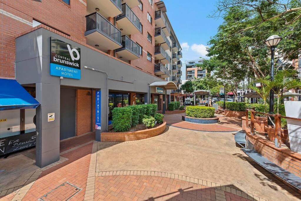 Apartment To…everything! 1bed/1bath/1car/cbd Views *