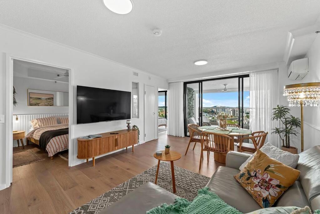 Apartment Stunning! 2bed, 1bath, 1car, Views - Cbd *