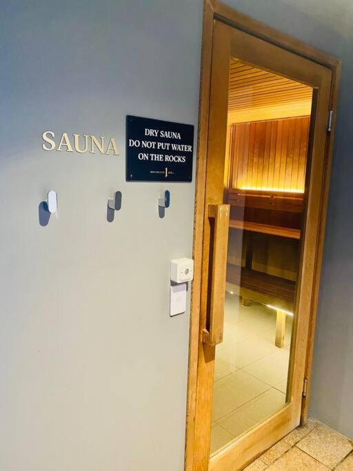 Apartment Luxury And Convenient Unit In South Brisbane