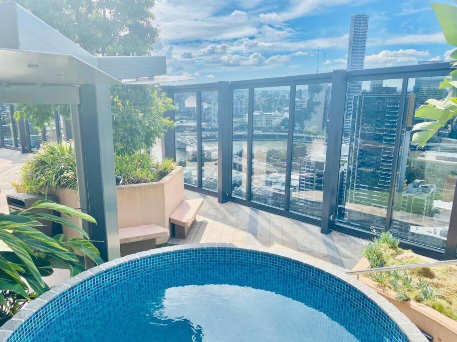 Luxury And Convenient Unit In South