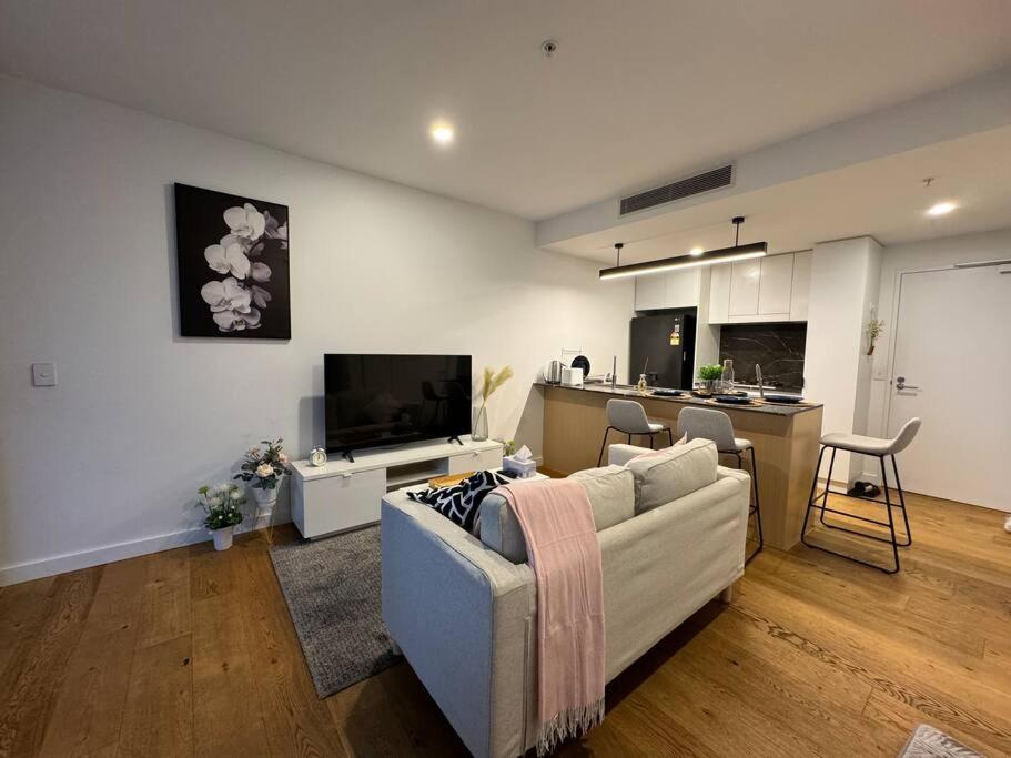 Luxury And Convenient Unit In South