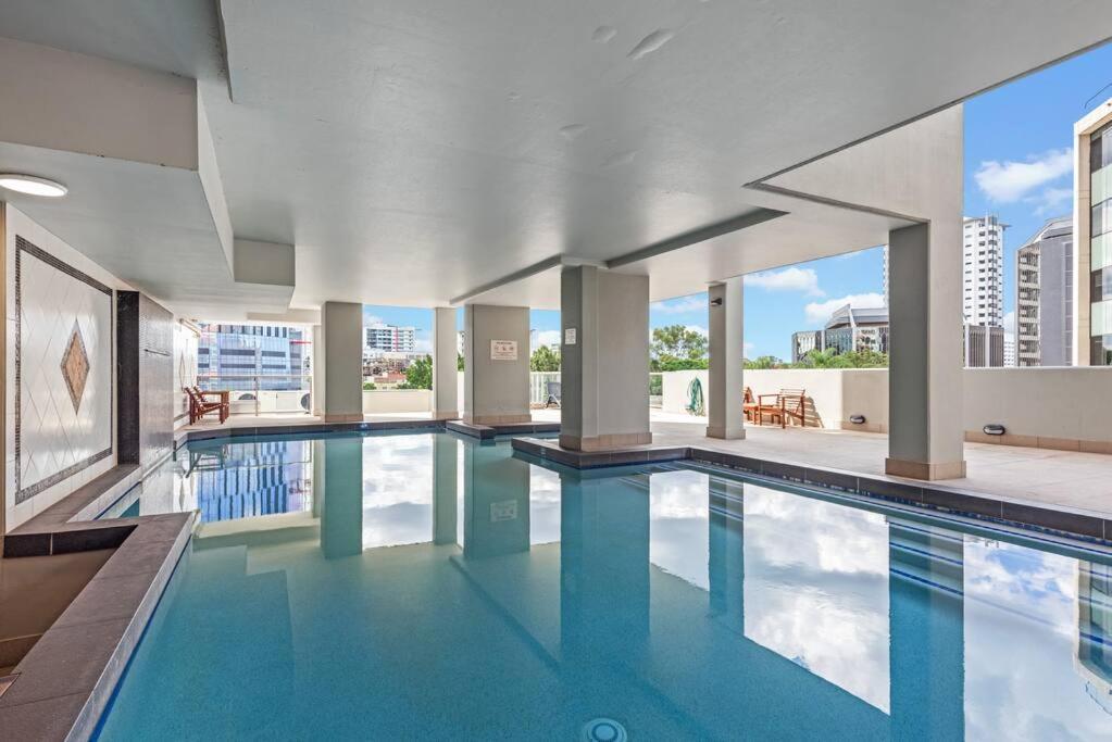 Apartment Heights ~ 2bed/2bath/car/pool/views ~ Cbd *