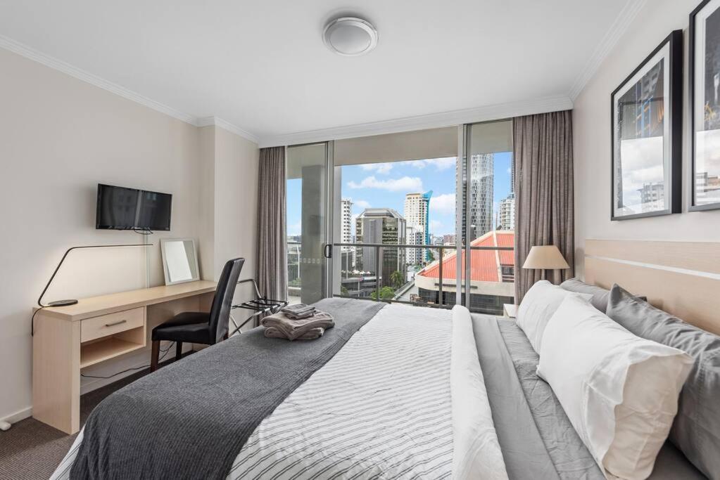 Apartment Heights ~ 2bed/2bath/car/pool/views ~ Cbd