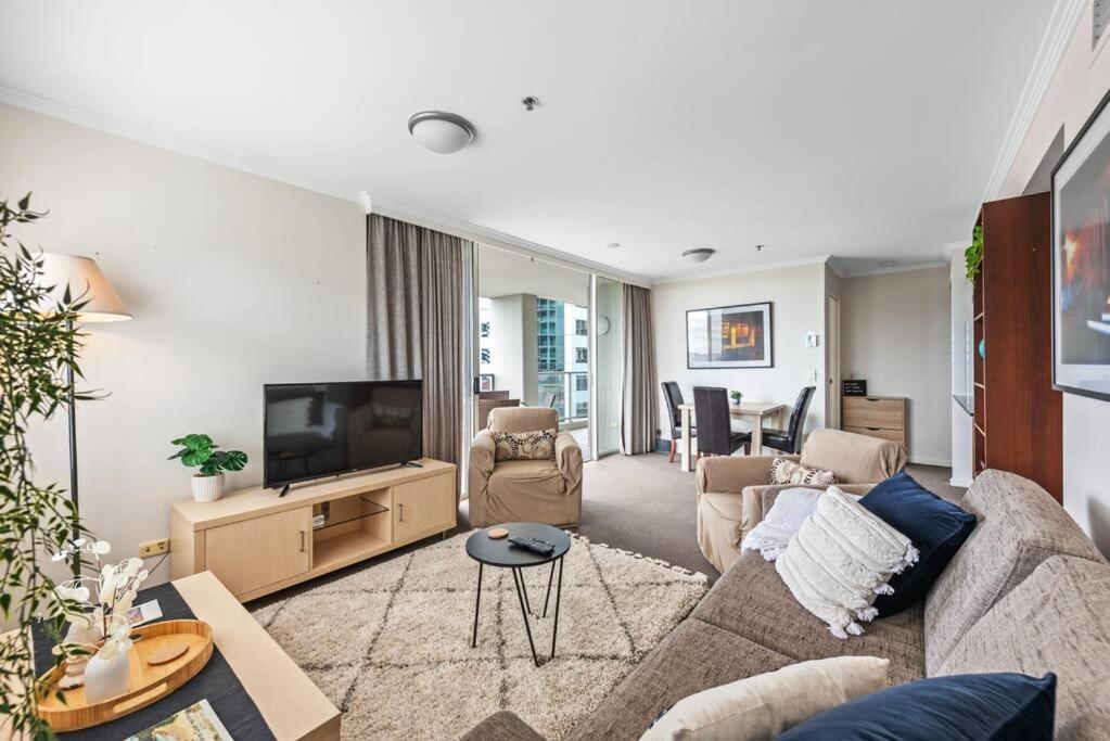 Heights ~ 2bed/2bath/car/pool/views ~ Cbd