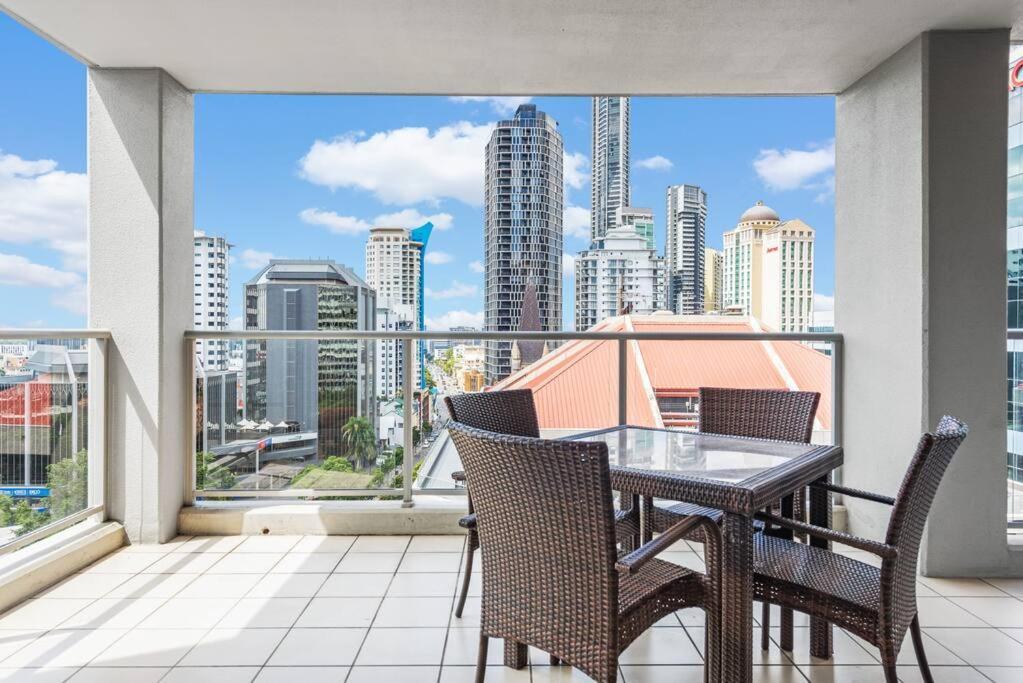 Heights ~ 2bed/2bath/car/pool/views ~ Cbd