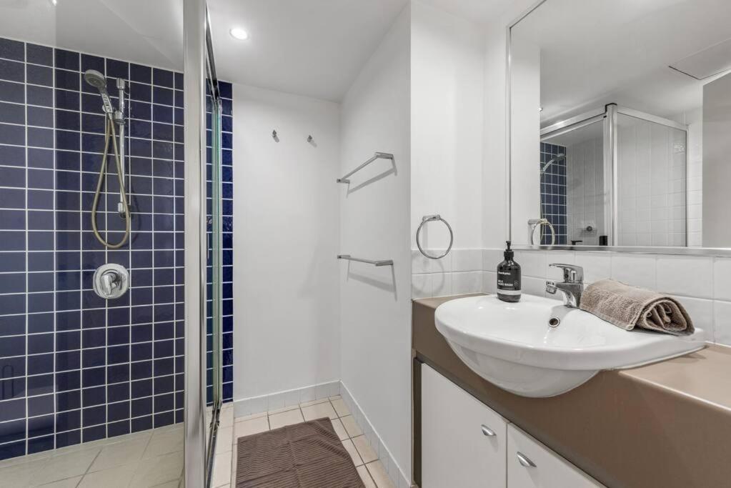 Apartment Heights ~ 2bed/2bath/car/pool/views ~ Cbd