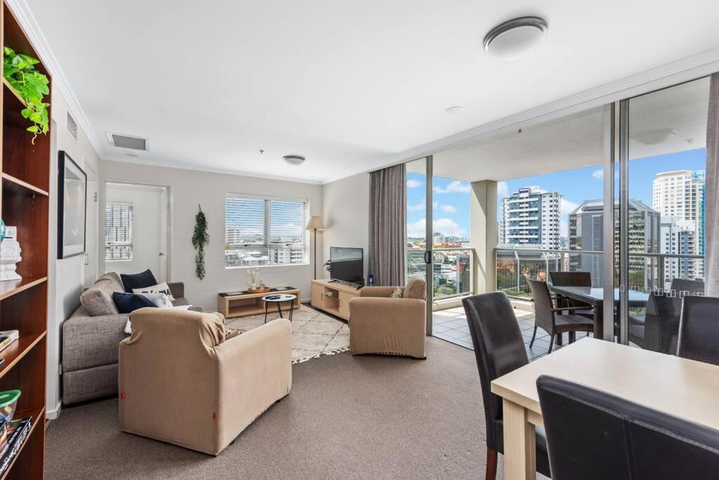 Heights ~ 2bed/2bath/car/pool/views ~ Cbd Brisbane