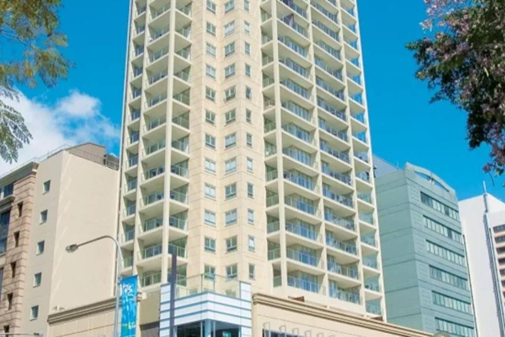 Apartment Heights ~ 2bed/2bath/car/pool/views ~ Cbd