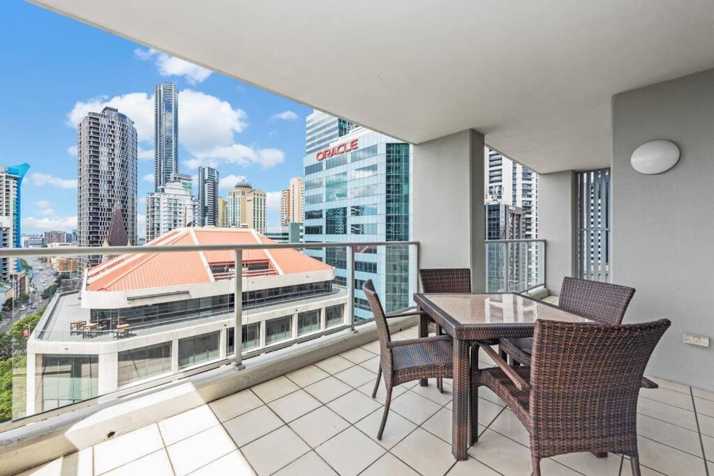 Apartment Heights ~ 2bed/2bath/car/pool/views ~ Cbd Brisbane